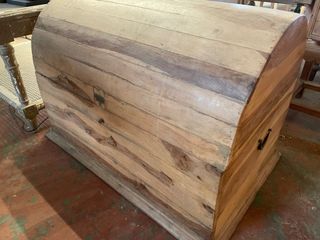 Baúl grande de madera maciza