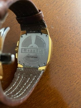 Reloj de pulsera dorado y marrón