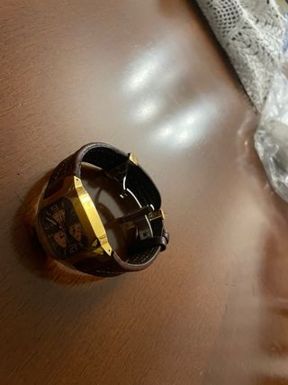 Reloj de pulsera dorado y marrón