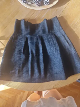 Falda negra drapeada