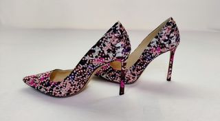 Zapato de salón de mujer con estampado floral de la marca Jimmy Choo London