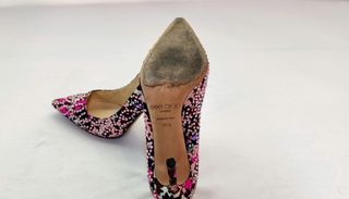 Zapato de salón de mujer con estampado floral de la marca Jimmy Choo London