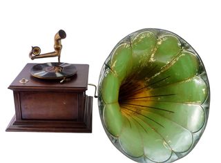 Gramófono antiguo de trompeta verde.