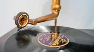 Gramófono antiguo de trompeta verde.