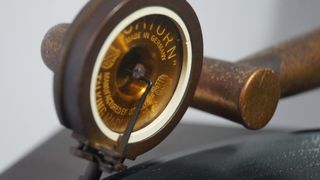 Gramófono antiguo de trompeta verde.