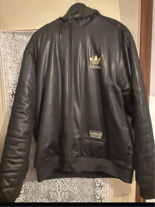 Chaqueta Adidas Chile 62 Negra con pelo interior