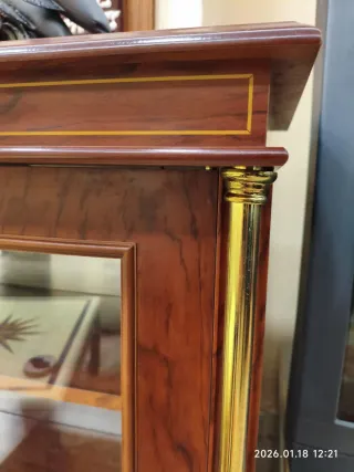 Vitrina de madera y cristal con marquetería