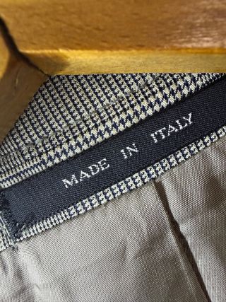 Impresionante traje Emporio Armani años 80.