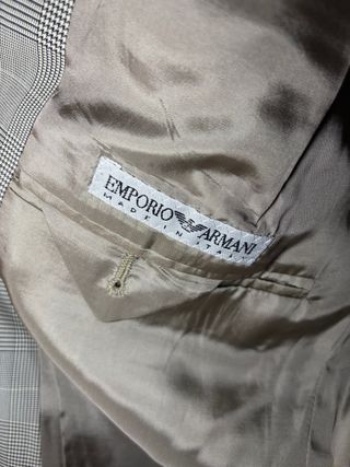 Impresionante traje Emporio Armani años 80.