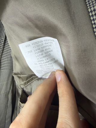 Impresionante traje Emporio Armani años 80.