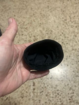 Blusa Nancy Hecha a Mano Lazo Rojo y gorra negra