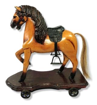 Antiguo caballo de madera sobre plataforma con ruedas de hierro.
