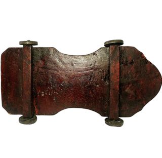 Antiguo caballo de madera sobre plataforma con ruedas de hierro.