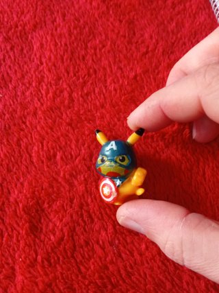 Pikachu Capitán América Figura