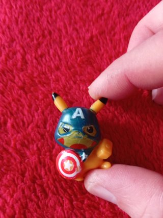 Pikachu Capitán América Figura