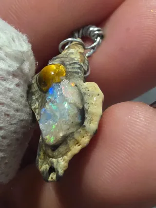 Colgante caracola con ópalo artesanal joya