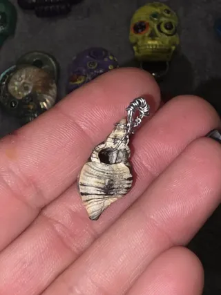Colgante caracola con ópalo artesanal joya