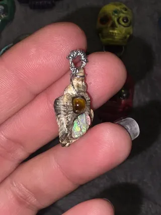 Colgante caracola con ópalo artesanal joya