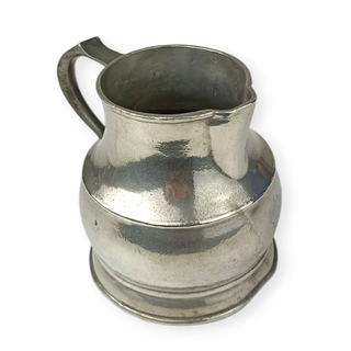 Conjunto de bandeja, jarra y azucarero antiguo de peltre