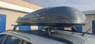 Cofre de coche con barras