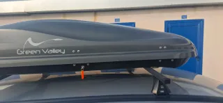 Cofre de coche con barras