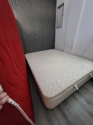 Canapé mas Colchón Rojo y Blanco ambos 100€