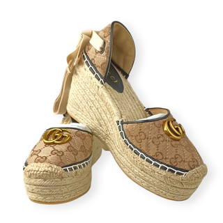 Cuñas de esparto con lazo en el tobillo Gucci GG en lona beige