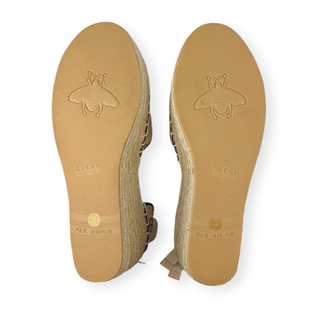 Cuñas de esparto con lazo en el tobillo Gucci GG en lona beige