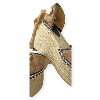 Cuñas de esparto con lazo en el tobillo Gucci GG en lona beige
