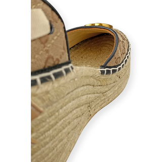 Cuñas de esparto con lazo en el tobillo Gucci GG en lona beige