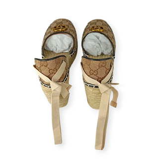 Cuñas de esparto con lazo en el tobillo Gucci GG en lona beige