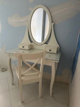 Tocador blanco con silla y espejo ovalado