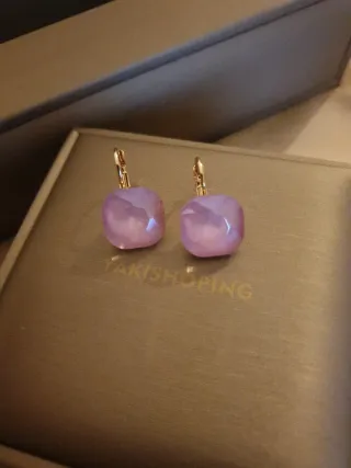 Pendientes dorados con piedra rosa