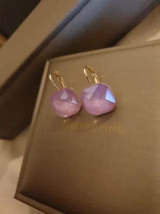Pendientes dorados con piedra rosa