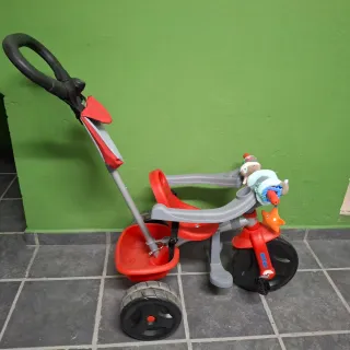 Triciclo infantil rojo y gris