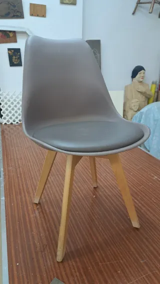 Silla moderna marrón y gris