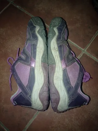 Zapatillas deportivas grises y moradas