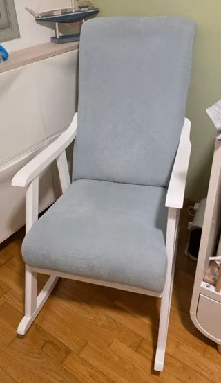 Mecedora lactancia gris y blanca