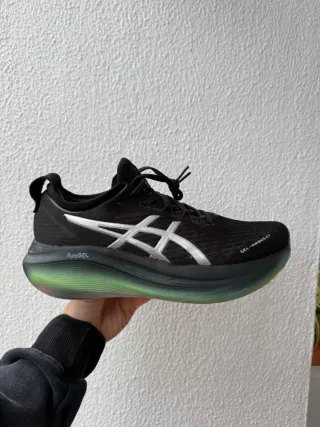 Asics Gel Nimbus 27 Negro/Plata 43.5