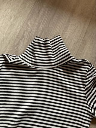 Jersey cuello alto rayas blanco y negro