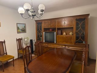 Mueble de salón de madera y cristal