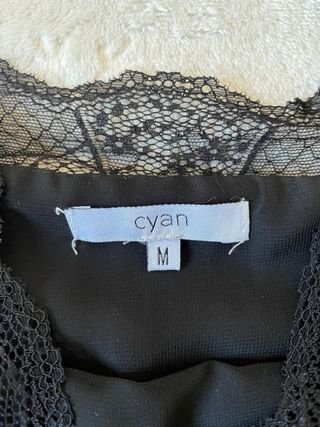 Blusa negra con encaje