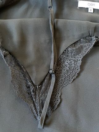 Blusa negra con encaje