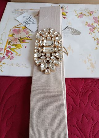 Cinturón elástico beige ancho con pedrería