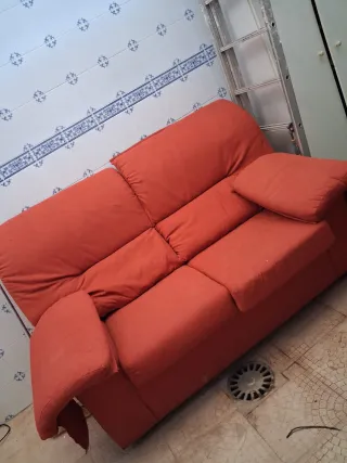 Sofá 2 plazas tela naranja rojizo en buen estado..
