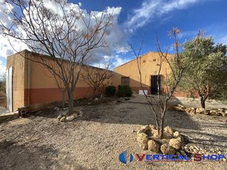 Chalet en venta en Caudete