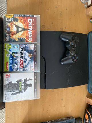PlayStation 3 con controller e 3 giochi