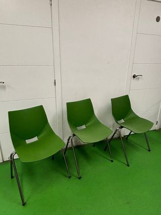 Sillas metálicas y plásticas (3 unidades)