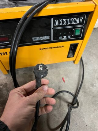 Cargador Jungheinrich AKKUMAT 24V 40A