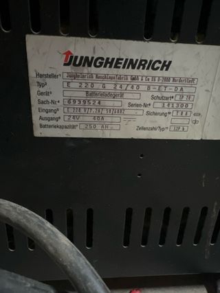Cargador Jungheinrich AKKUMAT 24V 40A